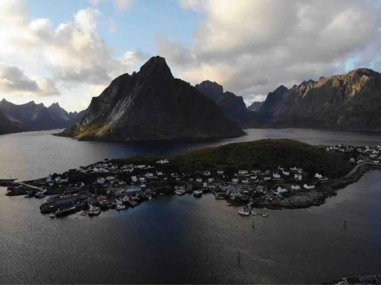 Madelhea Cabin- Seaview Lodge Reine Dış mekan fotoğraf
